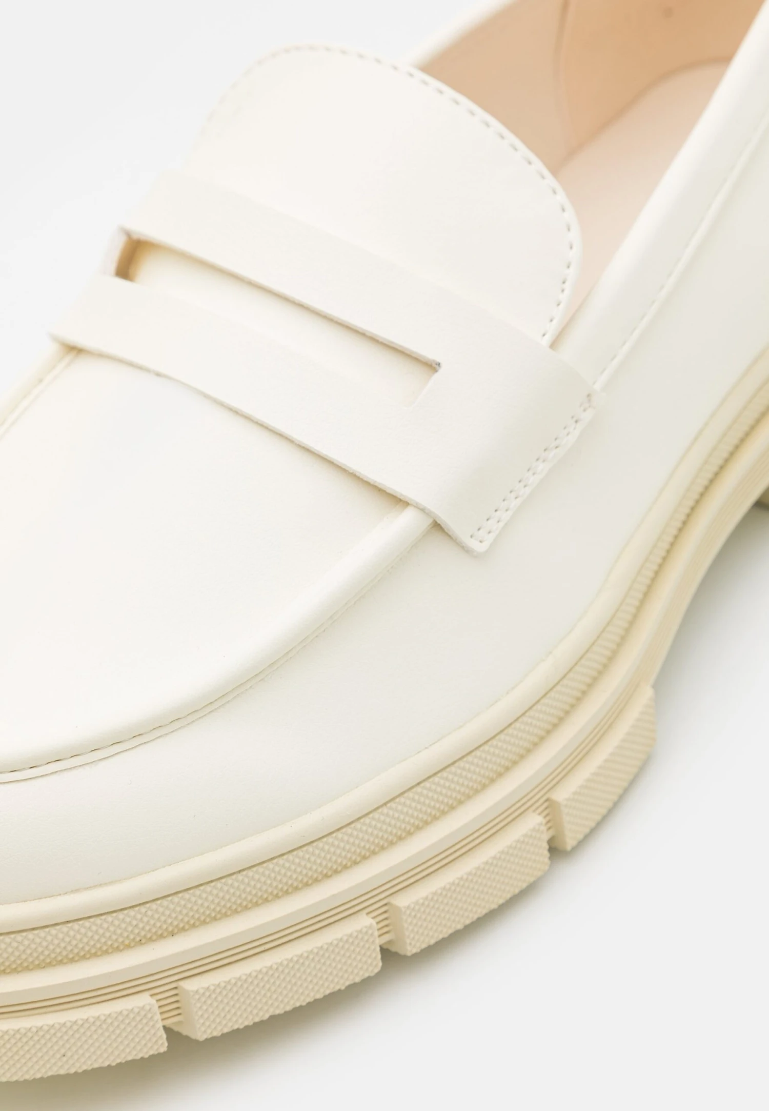 YOURTURN Mocassins - White 8 YOURTURN Mocassins - White – Image 6