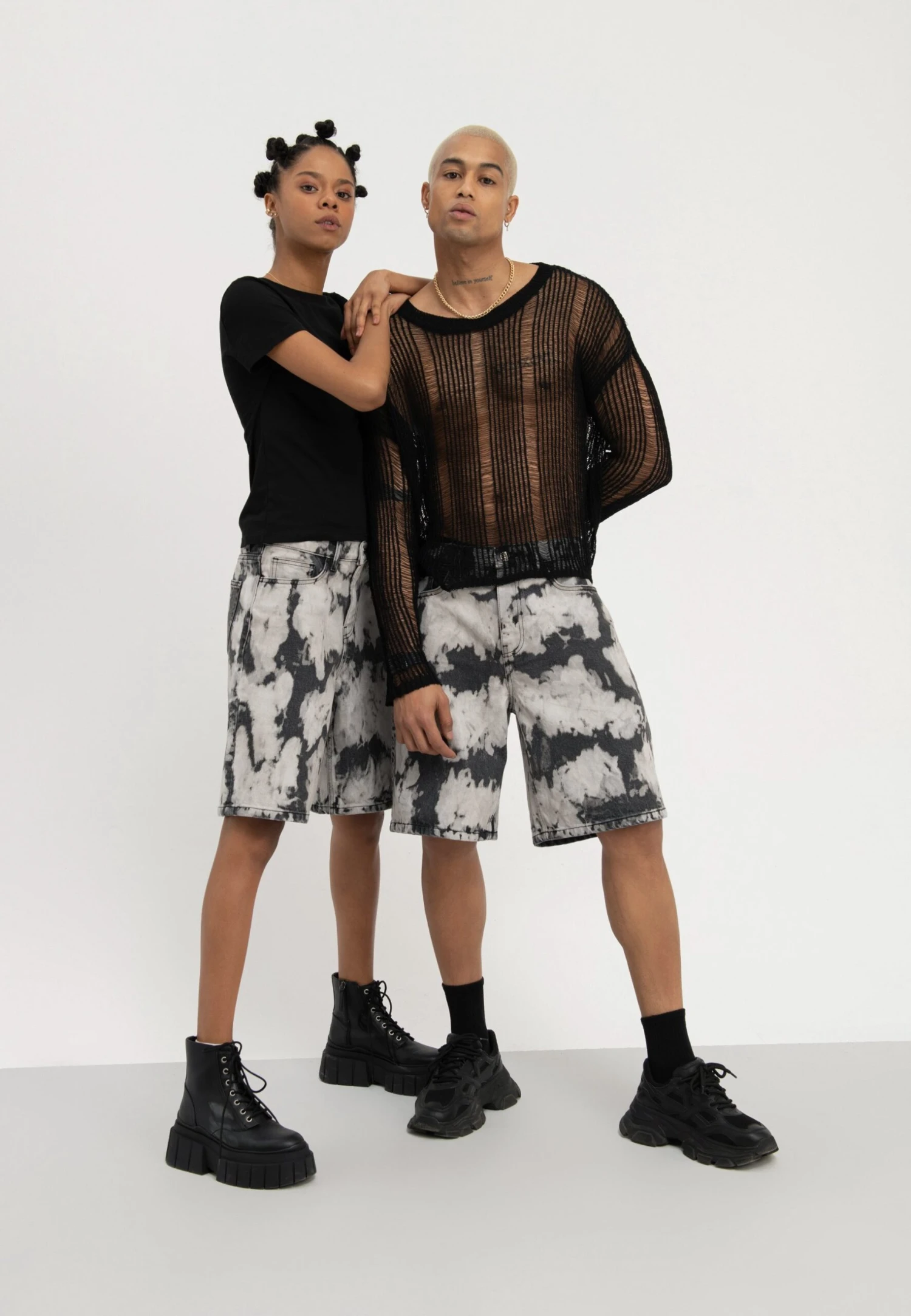 YOURTURN Unisex - Short En Jean - Black Denim 4 YOURTURN Unisex - Short En Jean - Black Denim – Image 2