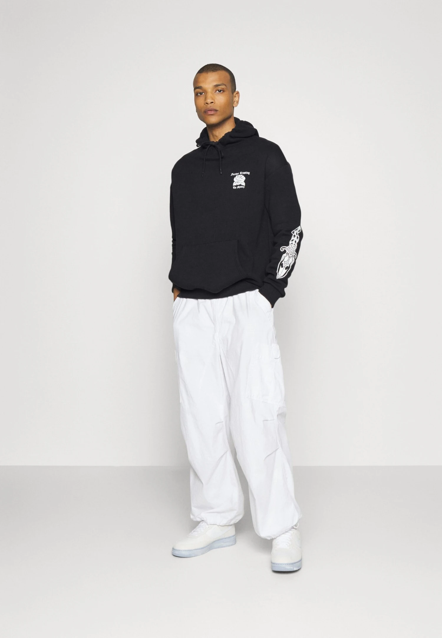 YOURTURN Rose Knife Unisex - Sweat À Capuche - Black 4 YOURTURN Rose Knife Unisex - Sweat À Capuche - Black – Image 2